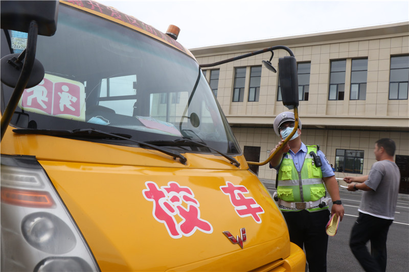 校車安全大檢查。潛山交警供圖