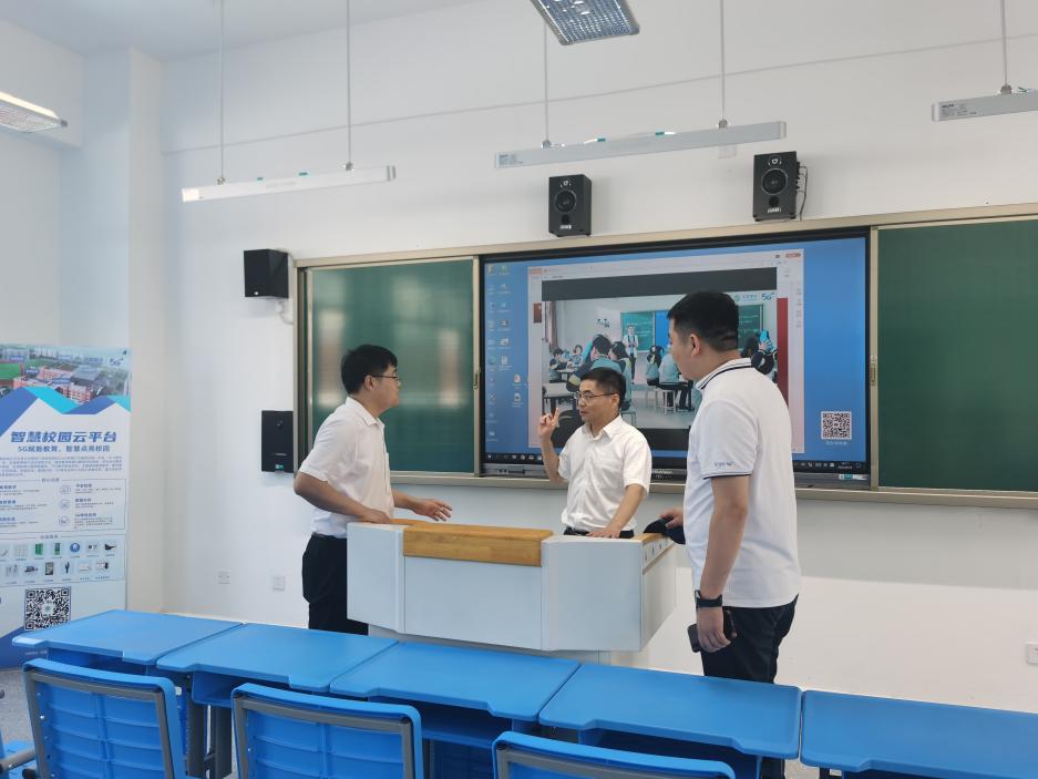 安徽移動工作人員調(diào)試小學(xué)設(shè)備。安徽移動供圖