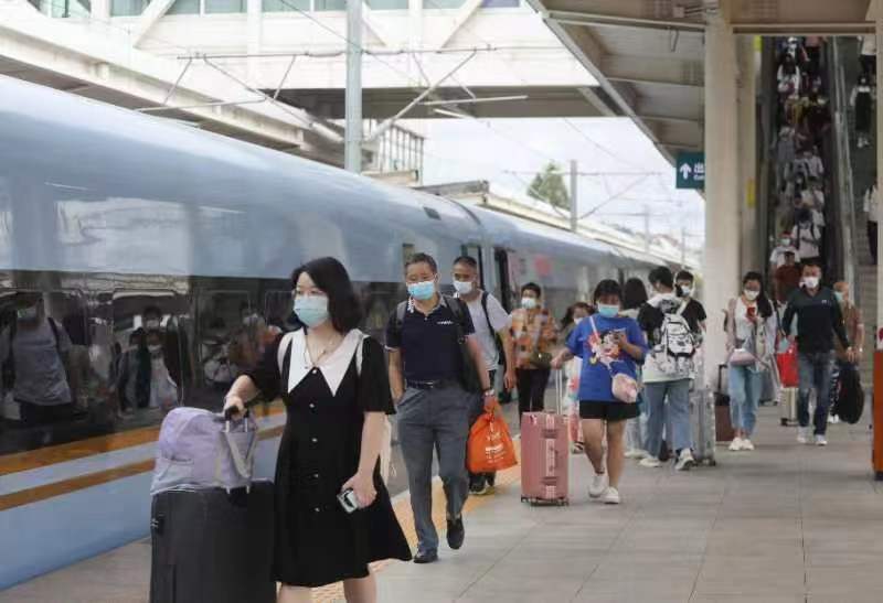 旅客在安慶火車站準(zhǔn)備乘車出行