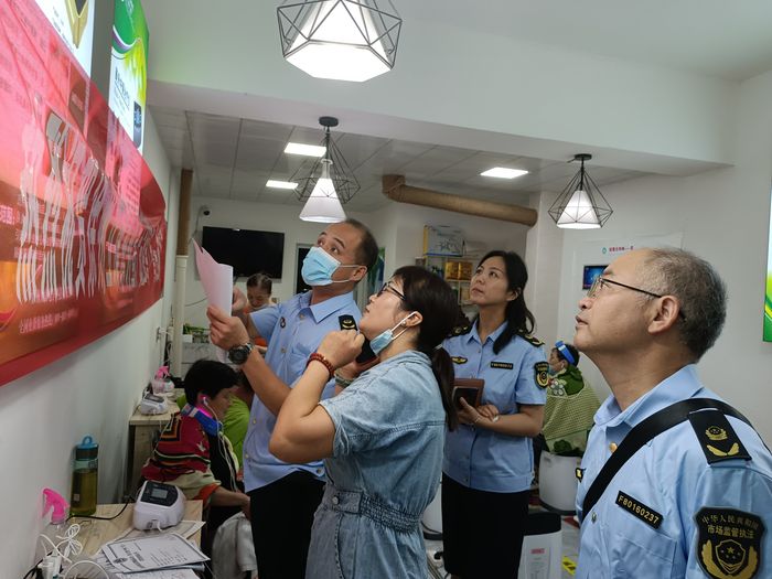 淮北市市場監(jiān)管局執(zhí)法人員在某理療店進(jìn)行檢查。張幼勇供圖