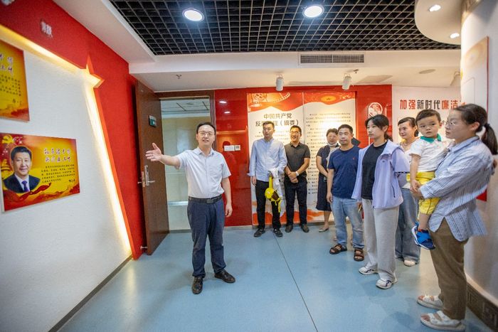 參觀淮北供電公司廉潔教育基地“清風(fēng)館”。王磊攝