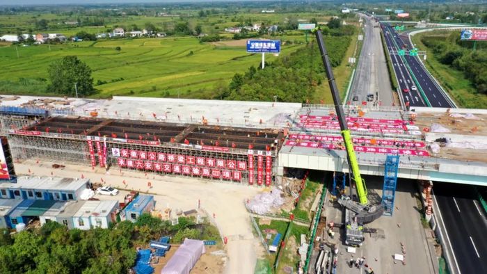 G237?滬陜高速分離立交上跨施工現(xiàn)場（六安市交通運(yùn)輸局供圖）