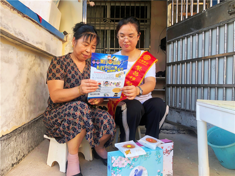 安徽移動(dòng)志愿者向老年人宣傳反詐知識(shí)。安徽移動(dòng)供圖