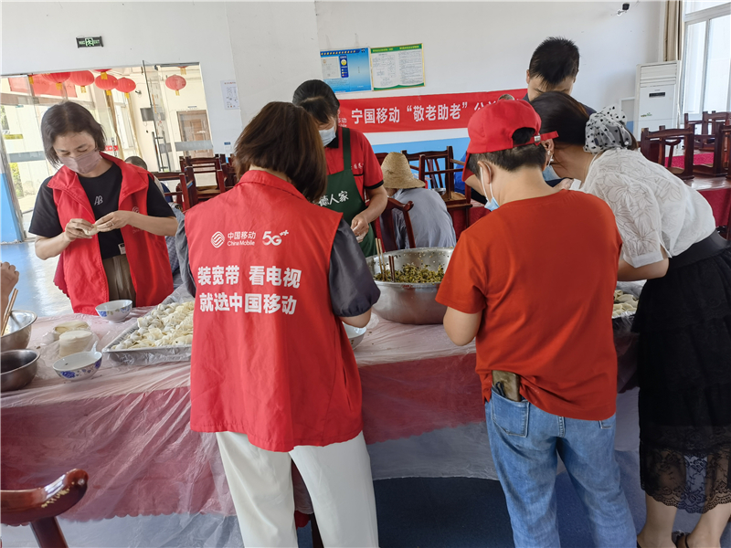 安徽移動(dòng)志愿者為老人包餃子。安徽移動(dòng)供圖