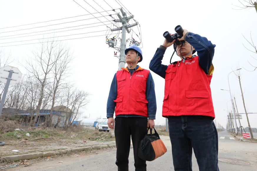 蕪湖供電公司江北供電服務中心人員正在沈巷鎮(zhèn)地區(qū)開展線路巡視運維工作。包嚴攝
