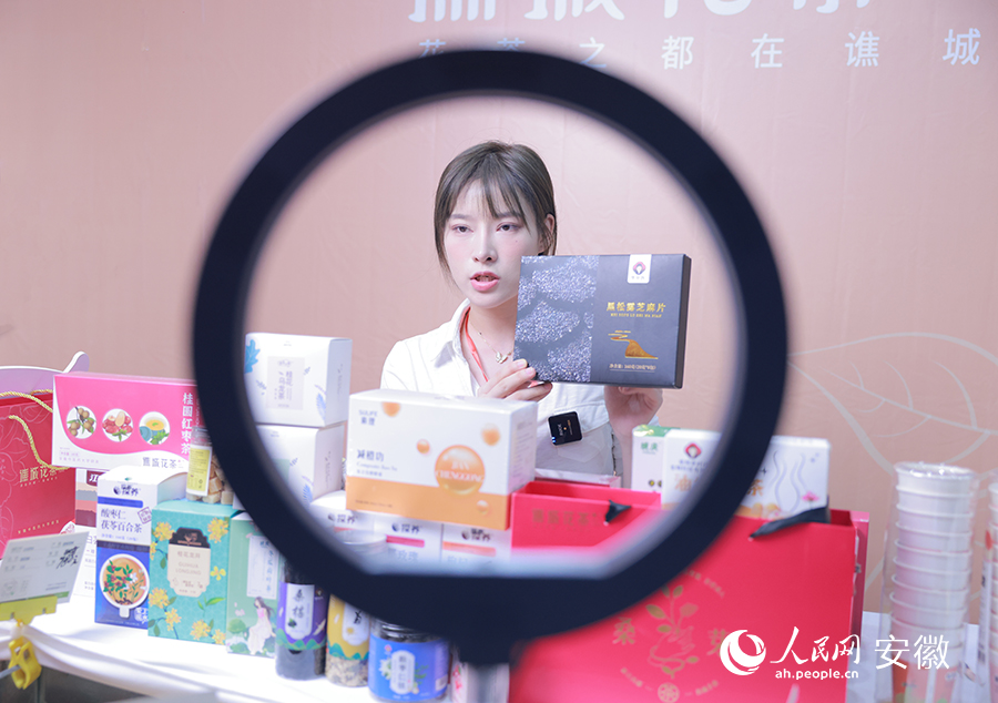 一名電商主播在直播間推介產(chǎn)品。人民網(wǎng) 王曉飛攝