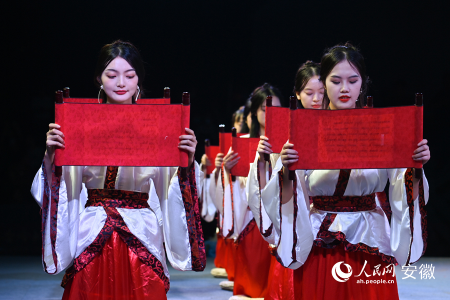 拜月誦讀。人民網(wǎng)記者 苗子健攝