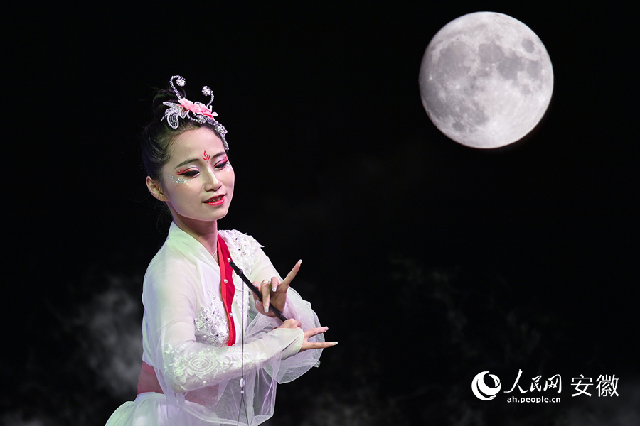 月色下，起舞弄清影（多重曝光合成）。人民網(wǎng)記者 苗子健攝