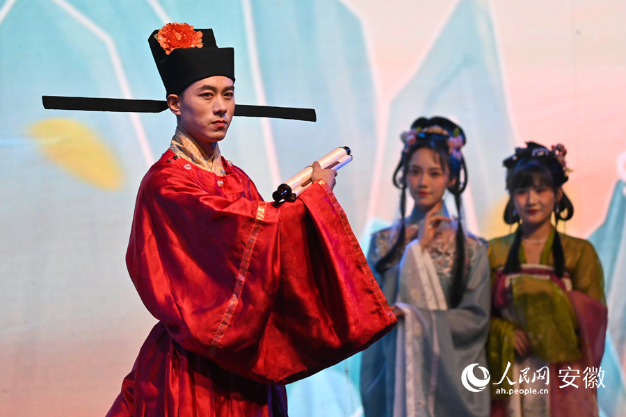 古裝秀展演帶你穿越千年。人民網(wǎng)記者 苗子健攝