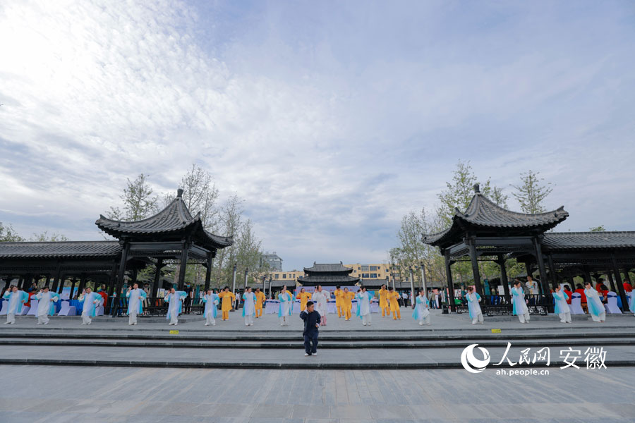 亳州的五禽戲愛好者早晨便開始習(xí)練。人民網(wǎng) 王曉飛攝