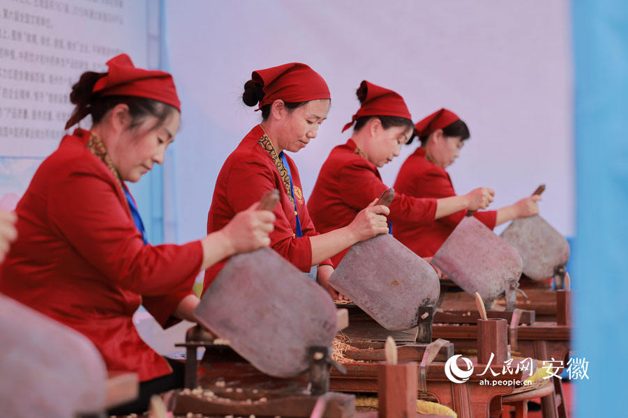 工人手工切割中藥材。人民網(wǎng) 王曉飛攝