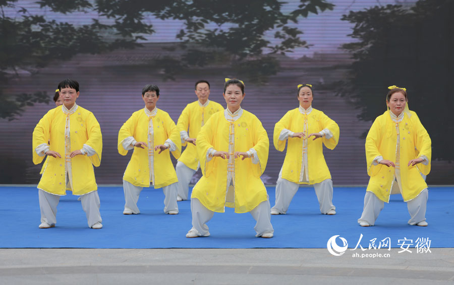 五禽戲愛好者正在練習(xí)。人民網(wǎng) 王曉飛攝