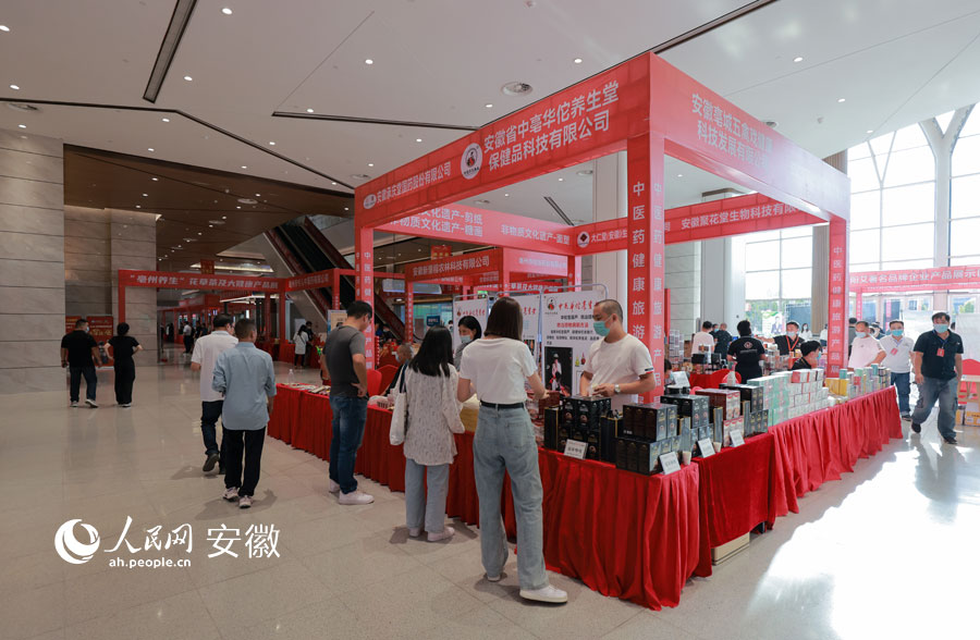 藥博會期間，客商往來交易十分頻繁。人民網(wǎng) 王曉飛攝