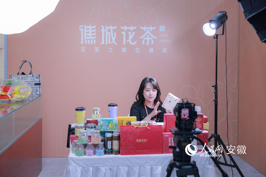 一位電商女主播正在直播間推介譙城花茶產(chǎn)品。人民網(wǎng) 王曉飛攝