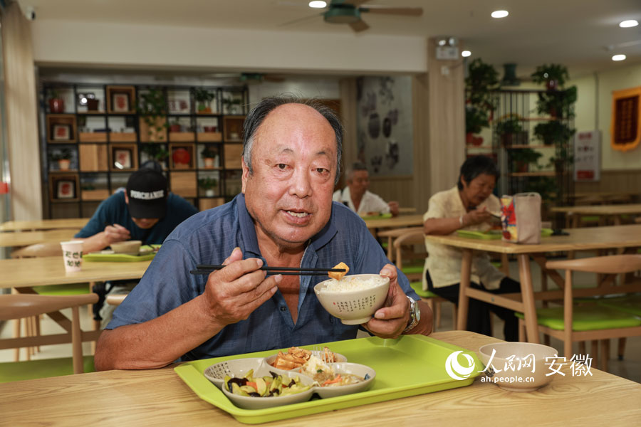 溫馨的環(huán)境，豐富的菜品，馬鞍山雨山區(qū)助餐中心成為老人就餐的首選。人民網(wǎng) 張俊攝