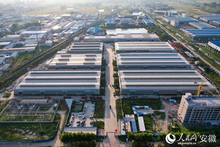 俯瞰安徽云龍糧機(jī)生產(chǎn)基地。人民網(wǎng)記者 苗子健攝