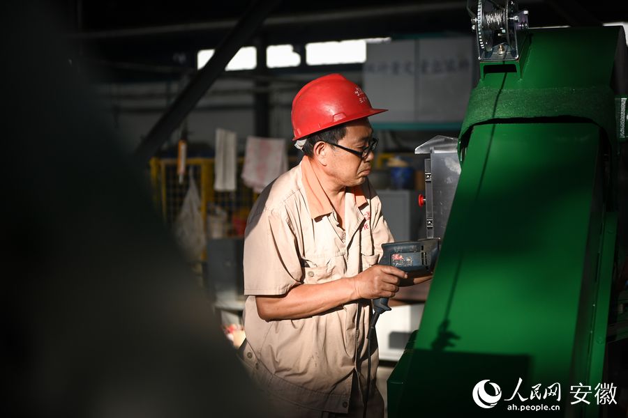 在糧機(jī)生產(chǎn)車間，忙碌的產(chǎn)業(yè)工人加緊趕制農(nóng)機(jī)。人民網(wǎng)記者 苗子健攝