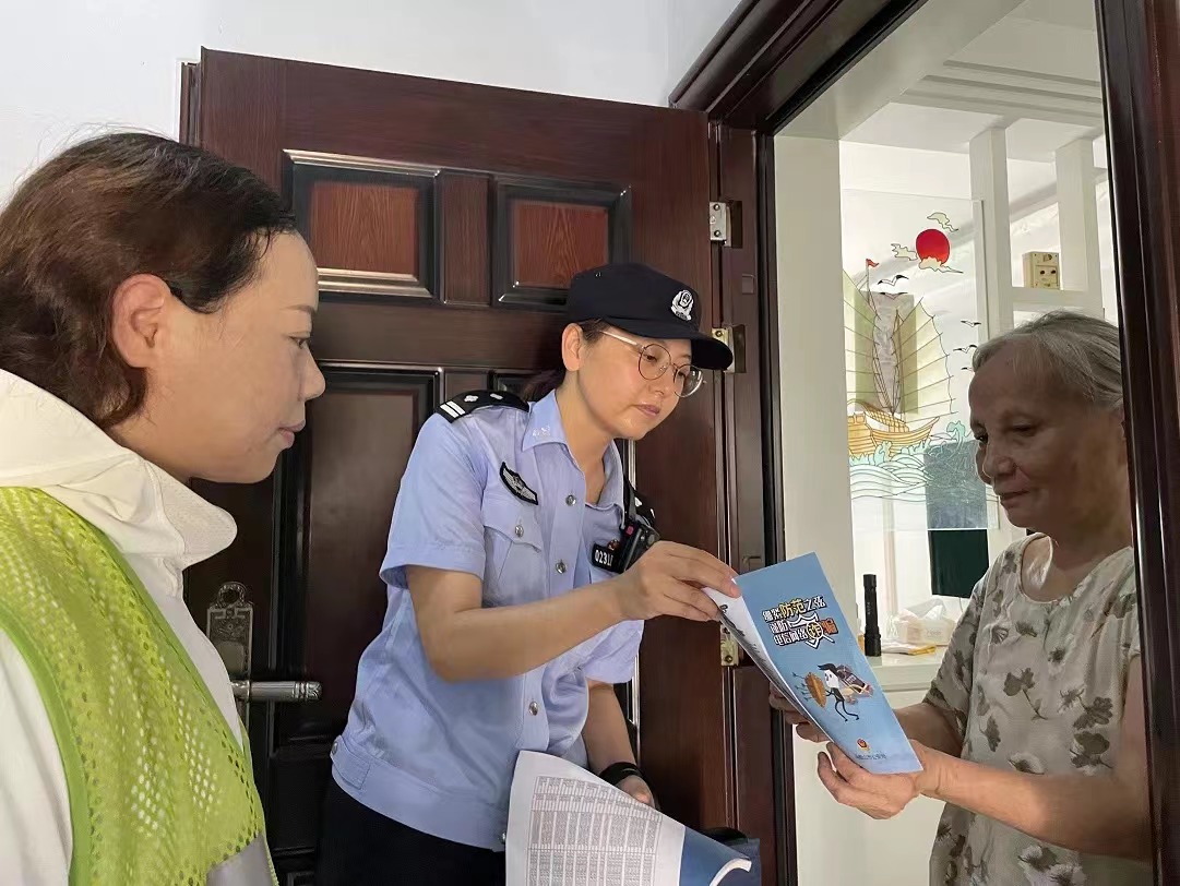 民警入戶走訪向老年人進行反詐宣傳。馬鞍山市公安局雨山分局 供圖