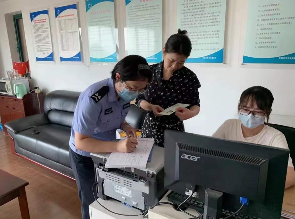 民警走訪轄區(qū)企業(yè)收集意見。馬鞍山市公安局雨山分局 供圖