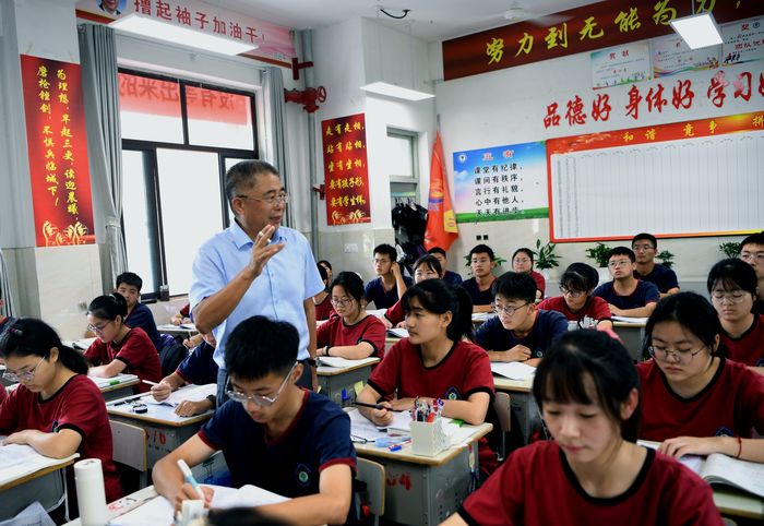 9月4日，楊明生在給高三（10）班的學(xué)生上化學(xué)課。