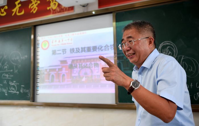 楊明生在課堂上聲情并茂，將深?yuàn)W的化學(xué)與生活常識(shí)聯(lián)系起來(lái)，讓學(xué)生聽(tīng)的繪聲繪色。
