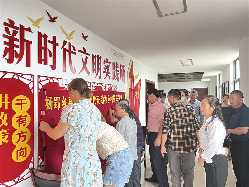 在來(lái)安縣楊郢鄉(xiāng)人大代表在鄉(xiāng)村振興集中履職活動(dòng)啟動(dòng)儀式上簽名。姚福靜攝