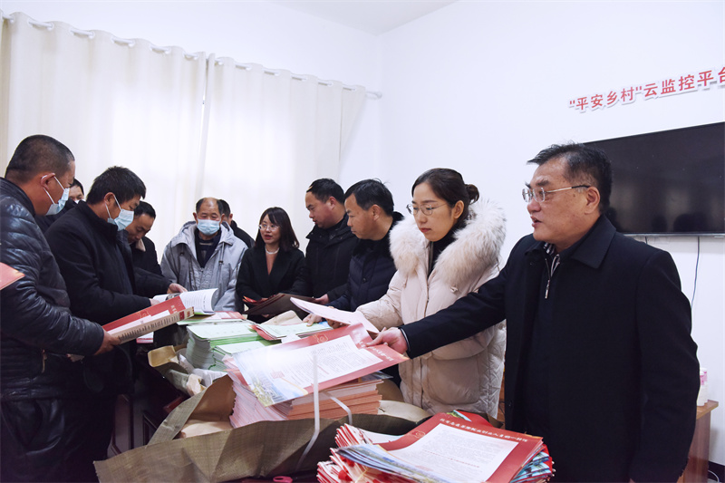 滁州市人大常委會(huì)黨組帶領(lǐng)相關(guān)委室負(fù)責(zé)同志和省人大代表赴來(lái)安縣龍山村為村干部送去招工信息和資料，一起助推鄉(xiāng)村振興活動(dòng)開展。張麗攝