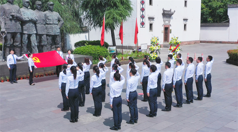 黃山市不動(dòng)產(chǎn)登記中心舉辦新進(jìn)員工入職宣誓活動(dòng)。黃山市自然資源和規(guī)劃局供圖