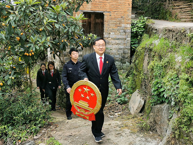普法進(jìn)鄉(xiāng)村。黃山市委政法委供圖