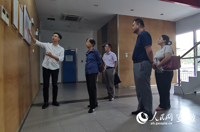 天麥生物工作人員向施蘊(yùn)渝院士介紹企業(yè)發(fā)展情況。人民網(wǎng) 胡雨松攝