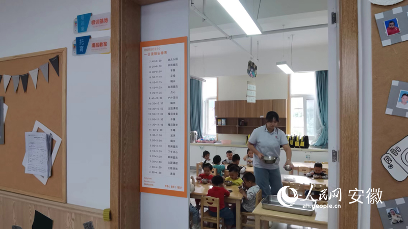 “南昌教室”內(nèi)，教師正在為幼兒發(fā)放下午點(diǎn)心。人民網(wǎng) 胡雨松攝