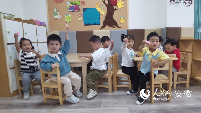 幼兒正在進(jìn)行黏土活動(dòng)課。人民網(wǎng) 胡雨松攝