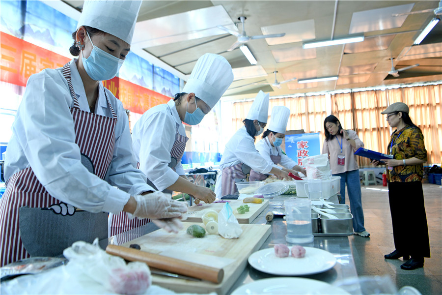 家政服務(wù)員制作面點(diǎn)。陳彬攝