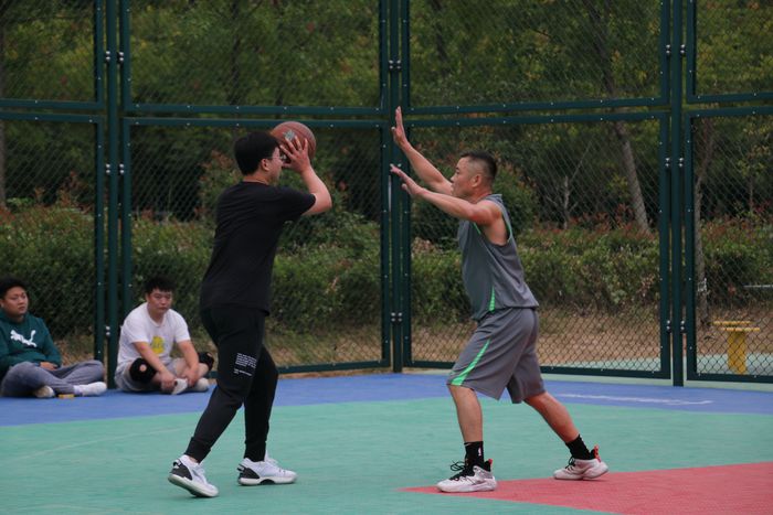 濕地公園籃球場上市民正在打籃球。田家庵區(qū)委宣傳部供圖
