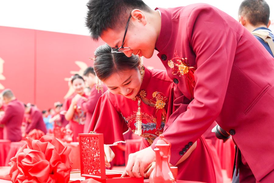 婚禮上“結(jié)發(fā)”環(huán)節(jié)，新人剪下對方頭發(fā)放在盒中珍藏。劉玉才攝