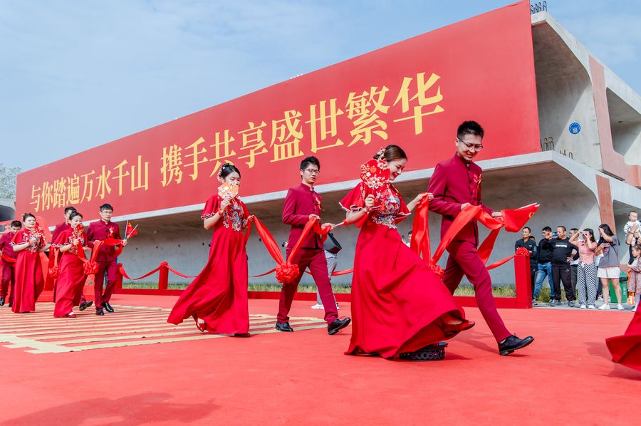 一對對新人跨過火盆走進(jìn)婚禮現(xiàn)場。中鐵四局供圖