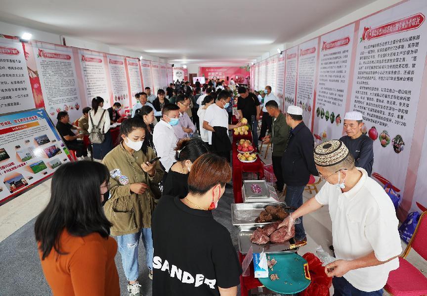 農(nóng)產(chǎn)品展銷人氣爆棚。馮樹風(fēng)攝
