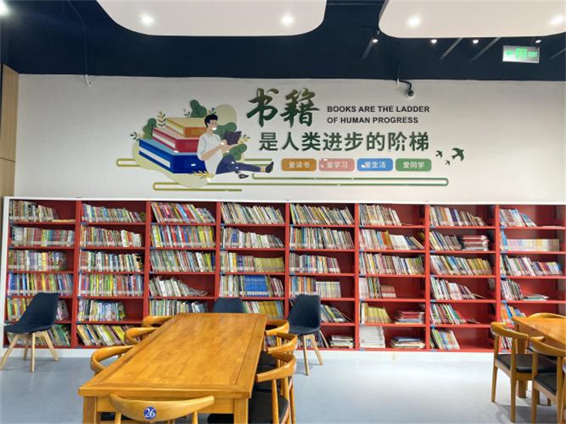 東至縣圖書館琳瑯滿目的書籍。東至縣委宣傳部供圖
