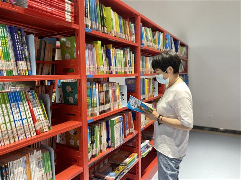 讀者閱讀書籍。東至縣委宣傳部供圖