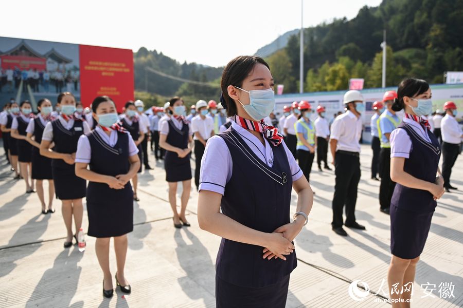 通車儀式現(xiàn)場(chǎng)。人民網(wǎng)記者 苗子健攝 