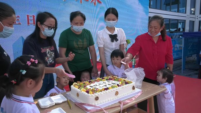 活動給家長和孩子們準備了集體生日會。中建一局供圖