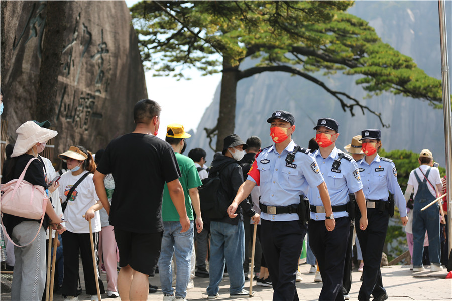 公安干警節(jié)日堅守黃山之巔。汪娜攝