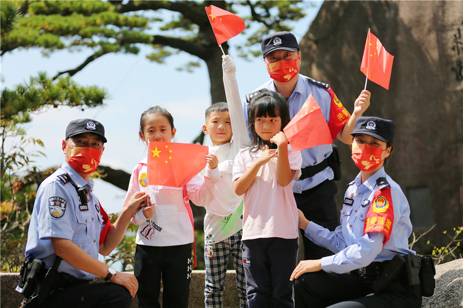 游客與公安干警共同祝福祖國(guó)。汪娜攝