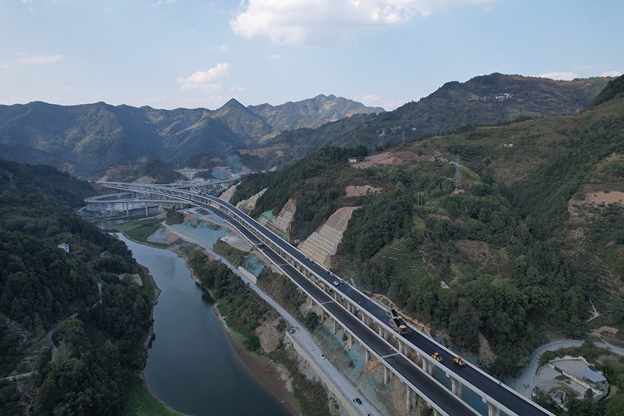 黃千高速建設(shè)者全力展開(kāi)瀝青攤鋪?zhàn)鳂I(yè)，全力沖刺年底通車目標(biāo)。安徽交控集團(tuán)供圖