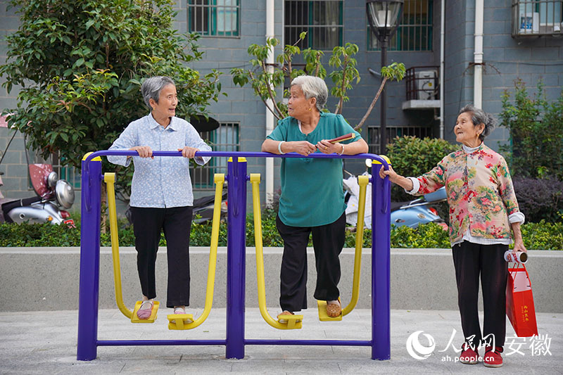 新修的小區(qū)廣場(chǎng)，讓居民家門口就能快樂(lè)健身。人民網(wǎng) 陳若天攝