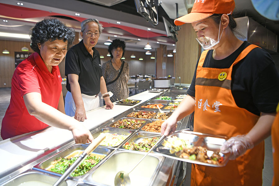 2022年10月3日，安徽省淮南市高新區(qū)泉山湖社區(qū)老年食堂開業(yè)，社區(qū)老人享受優(yōu)惠午餐。陳彬 攝