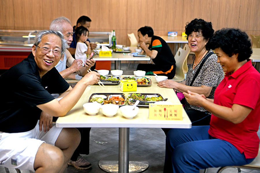 2022年10月3日，安徽省淮南市高新區(qū)泉山湖社區(qū)老年食堂開業(yè)，社區(qū)老人享受優(yōu)惠午餐。陳彬 攝