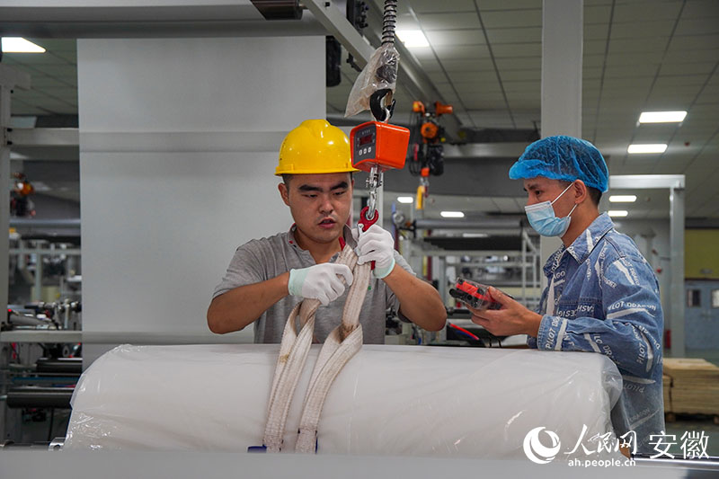 該項(xiàng)目主要生產(chǎn)太陽能組件封裝材料。人民網(wǎng) 陳若天攝