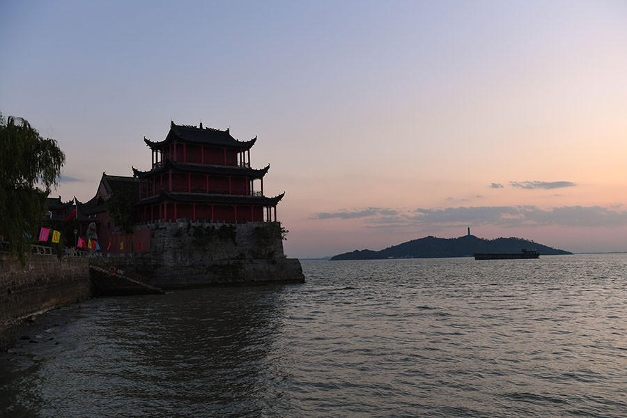 圖為夕陽下的中廟和姥山島。吳芳 攝