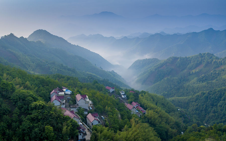 在安徽省寧國市南極鄉(xiāng)龍川村，晨霧與青山相互輝映，勾勒成一幅美輪美奐的山村圖畫。李曉紅攝